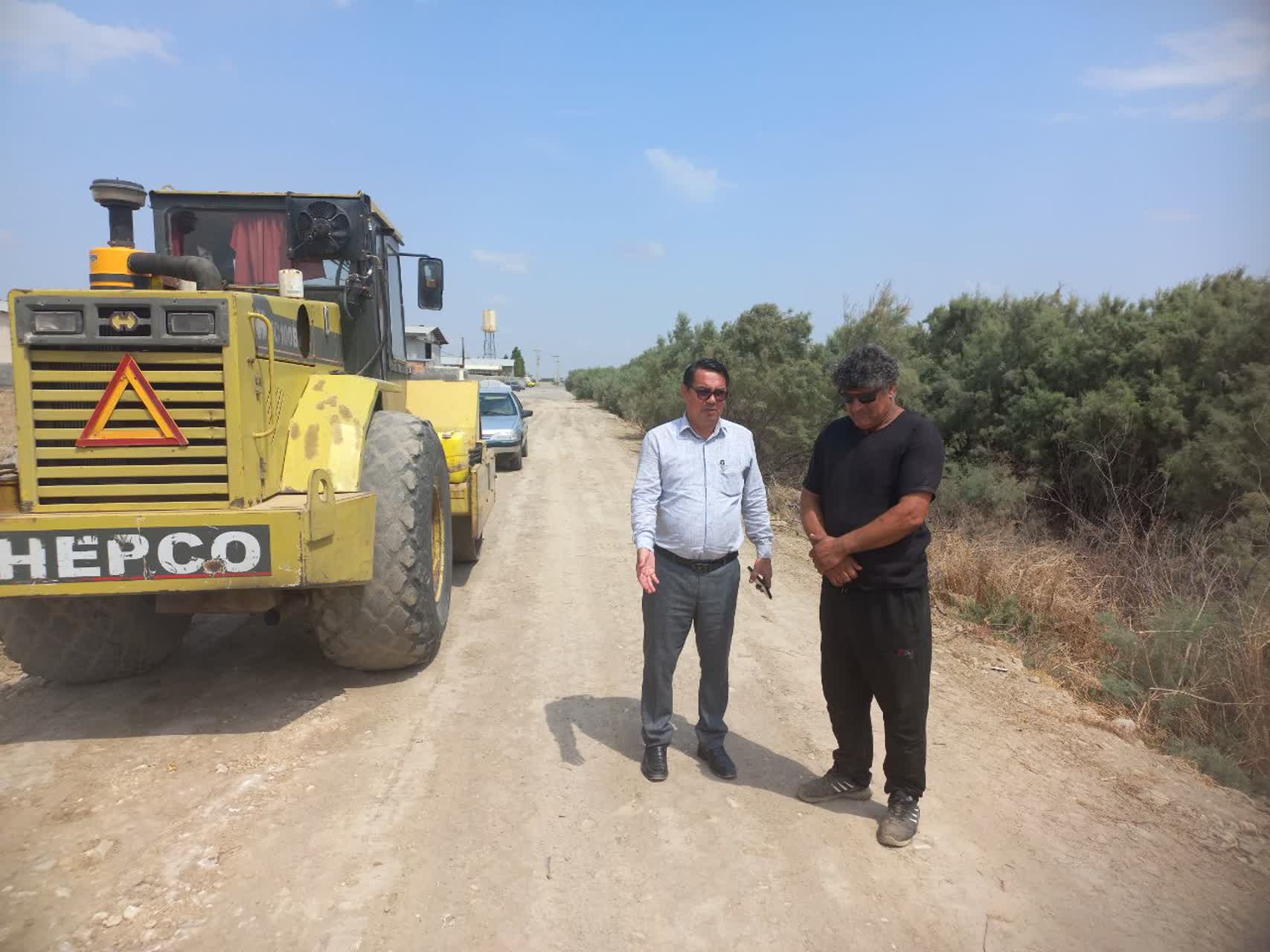 بازدید از روند احداث جاده بین مزارع روستای گامیشلی نزار شهرستان ترکمن