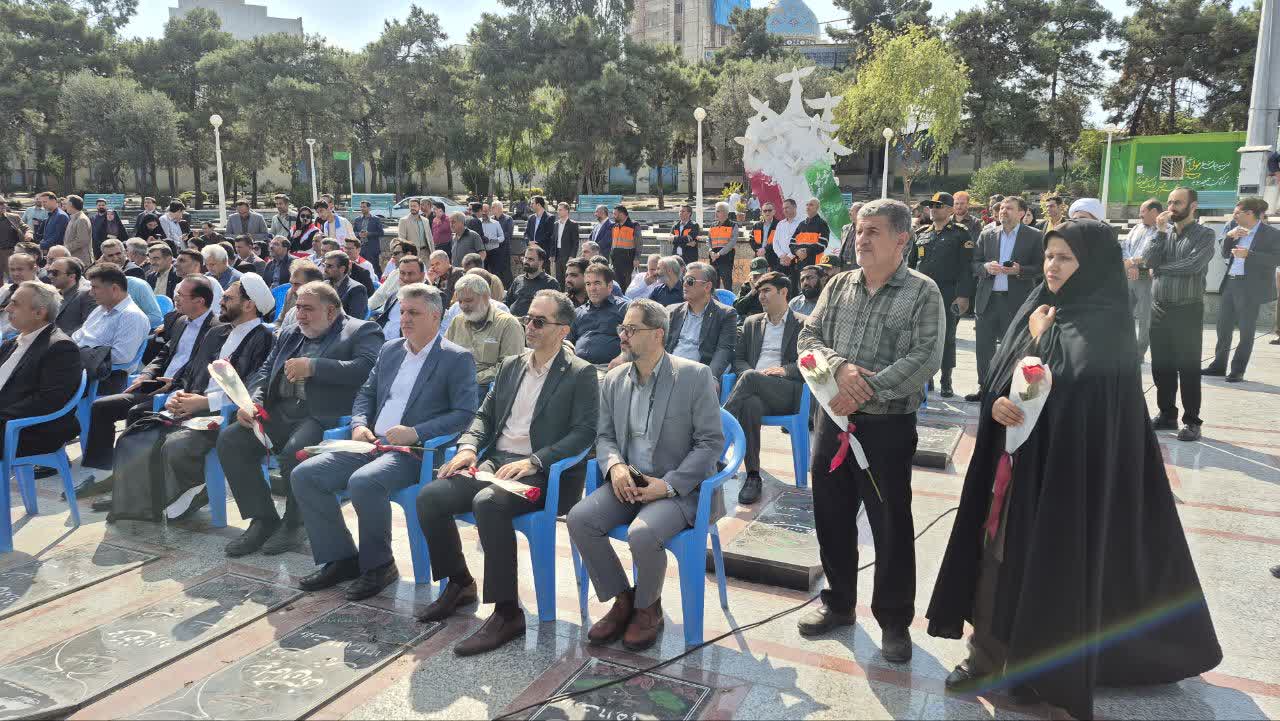 آغاز هفته دولت با ادای احترام مدیران گلستان به مقام شامخ شهدا